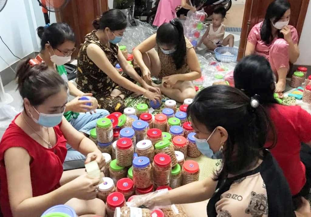 Đóng gói thức ăn chế biến sẵn dành tặng đồng bào miền Nam.