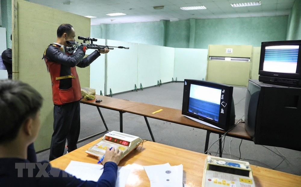 Các vận động viên tranh tài ở nội dung 10m súng trường di động hỗn hợp nam. (Ảnh: Thành Đạt/TTXVN).
