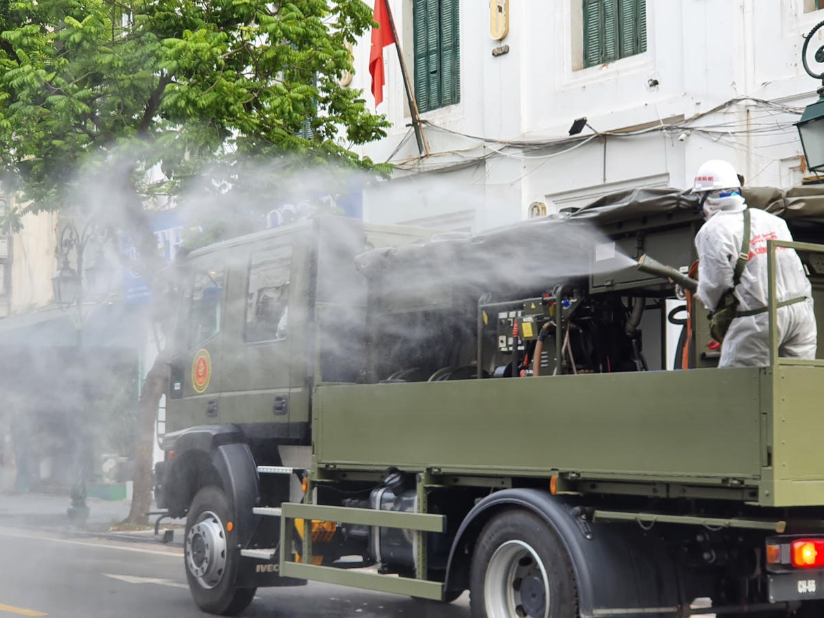 Thực hiện phun khử khuẩn trên đường Tràng Tiền (quận Hoàn Kiếm).