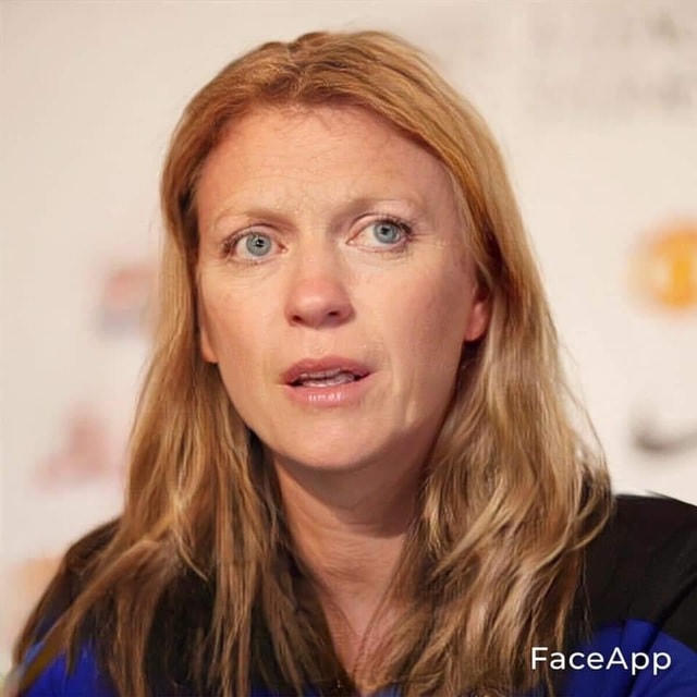 Cặp mắt xanh cuốn hút của David Moyes thực sự là điểm nhấn đặc biệt khiến cho ai nấy đều cảm thấy lưu luyến khó quên, dù cho vị HLV của West Ham là nam hay nữ.