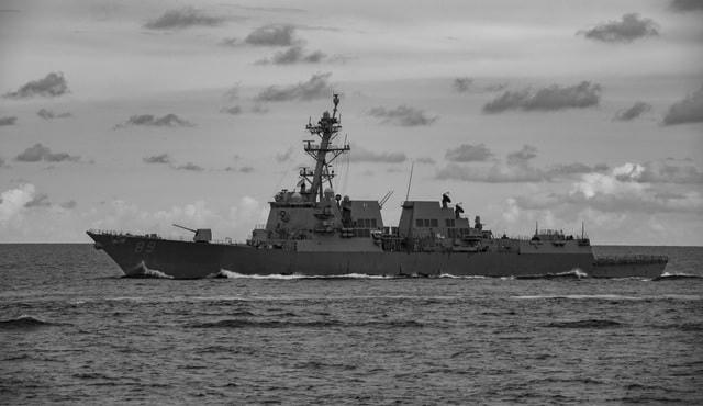 Nhóm tác chiến tàu sân bay USS Ronald Reagan gồm tàu sân bay USS Ronald Reagan (CVN 76), không đoàn tàu sân bay (CVW) số 5, tàu tuần dương mang tên lửa dẫn đường USS Antietam (CG 54) và tàu khu trục mang tên lửa dẫn đường USS Mustin (DDG 89). Trong ảnh: Tàu khu trục lớp Arleigh Burke mang tên lửa dẫn đường USS Mustin thuộc Nhóm tác chiến tàu sân bay USS Ronald Reagan tham gia cuộc tập trận tại Biển Đông.  