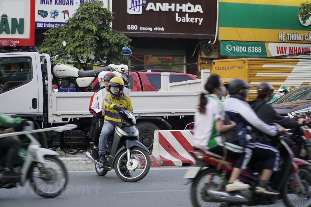 Một số phương tiện vì tránh ùn tắc đã 'quay xe' dù chưa đến điểm cho phép. (Ảnh: Minh Hiếu/Vietnam+).