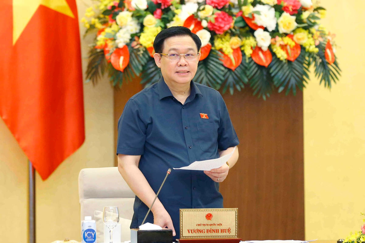 Chủ tịch Quốc hội Vương Đình Huệ kết luận cuộc họp.