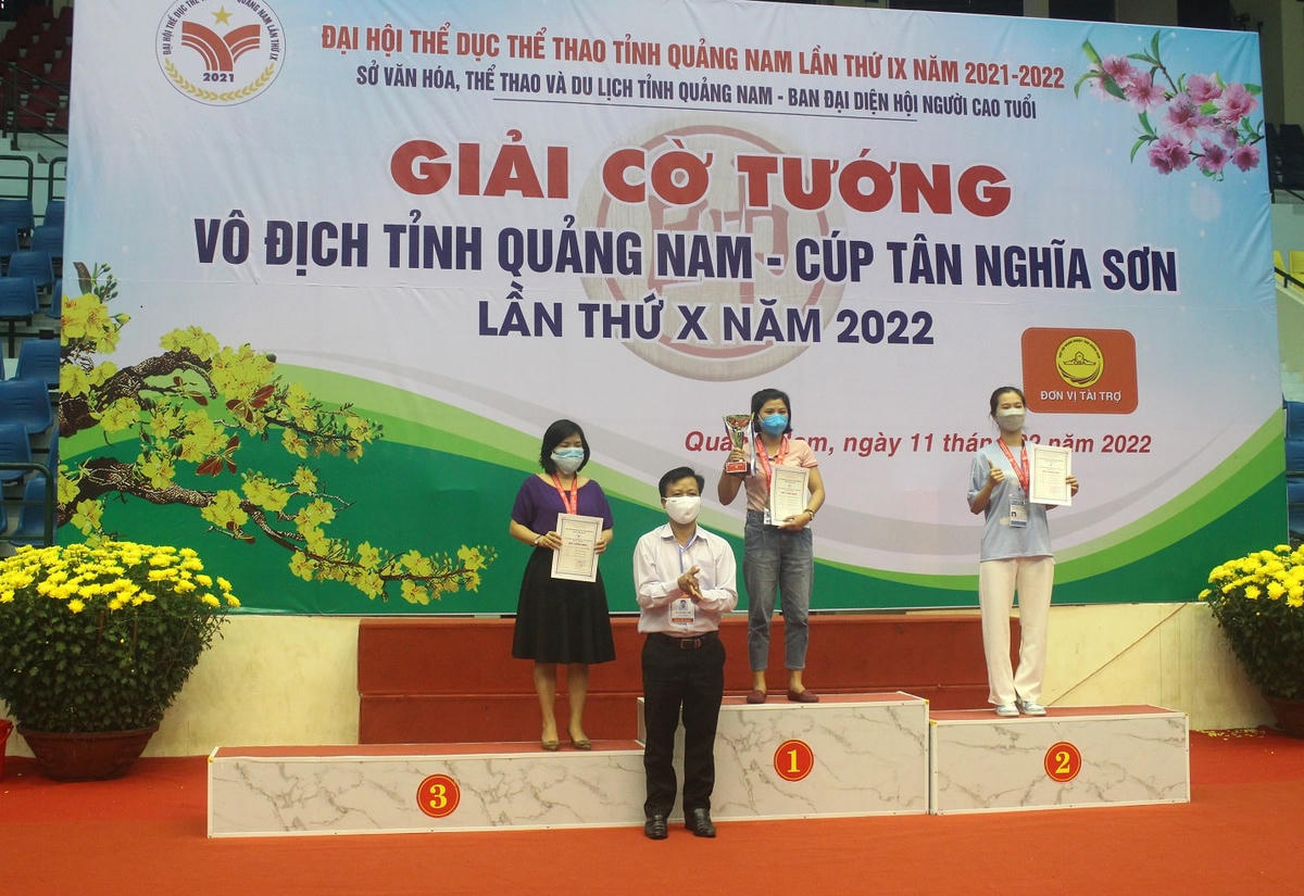 Ban tổ chức trao giải nhất, nhì, ba cho các kỳ thủ ở nội dung nữ.