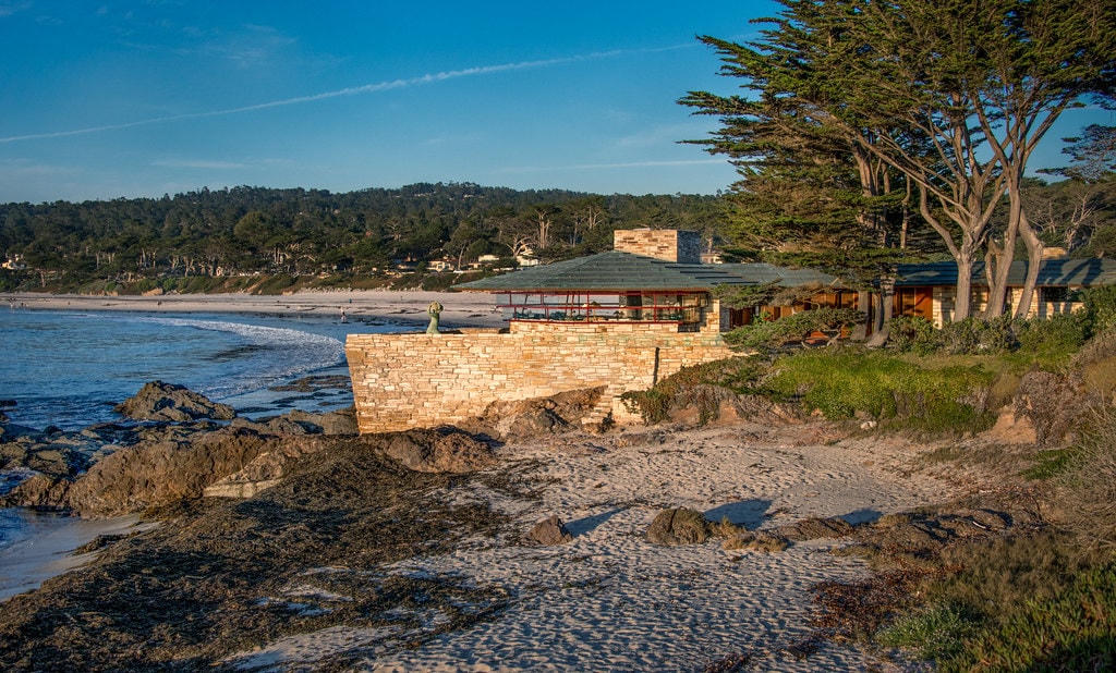 Ngôi nhà nổi tiếng bên bãi biển Carmel-by-the-Sea, Mỹ. Ảnh: CNN.