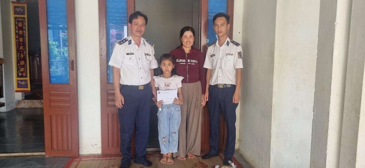 Trao học bổng cho cháu Nguyễn Dương Thu Hiền.
