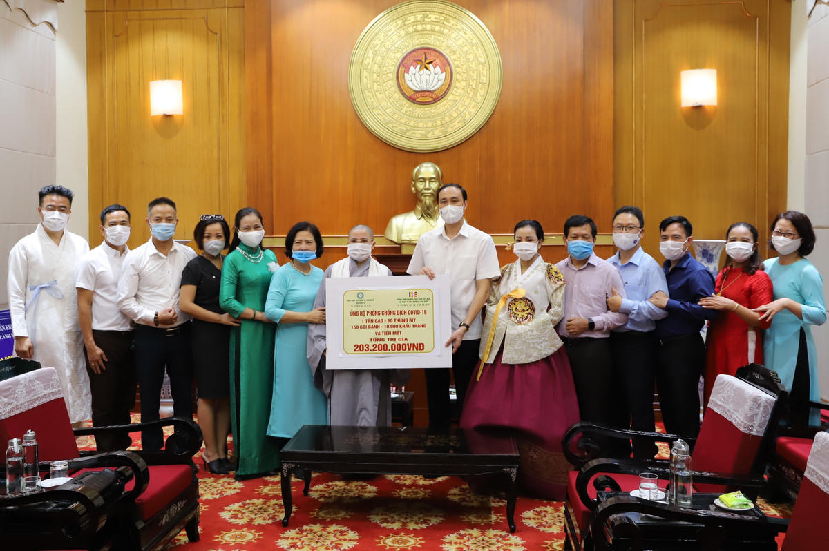 Phó Chủ tịch Phùng Khánh Tài tiếp nhận ủng hộ từ Hội Phật tử Việt Nam tại Hàn Quốc.