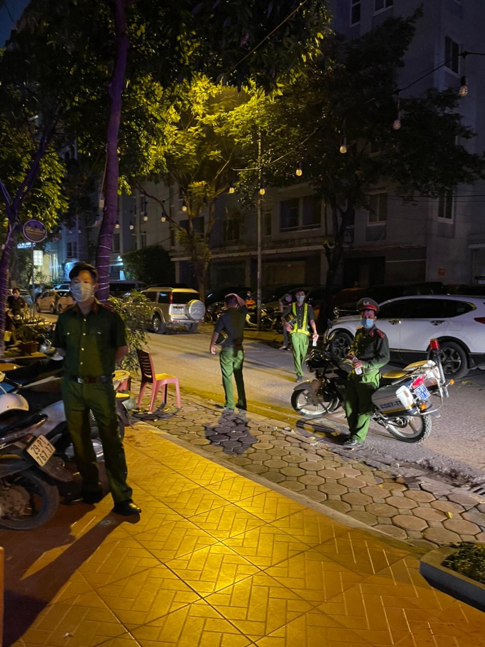 Lực lượng chức năng quận Cầu Giấy kiểm tra tại nhà Hàng Nhất Quán.