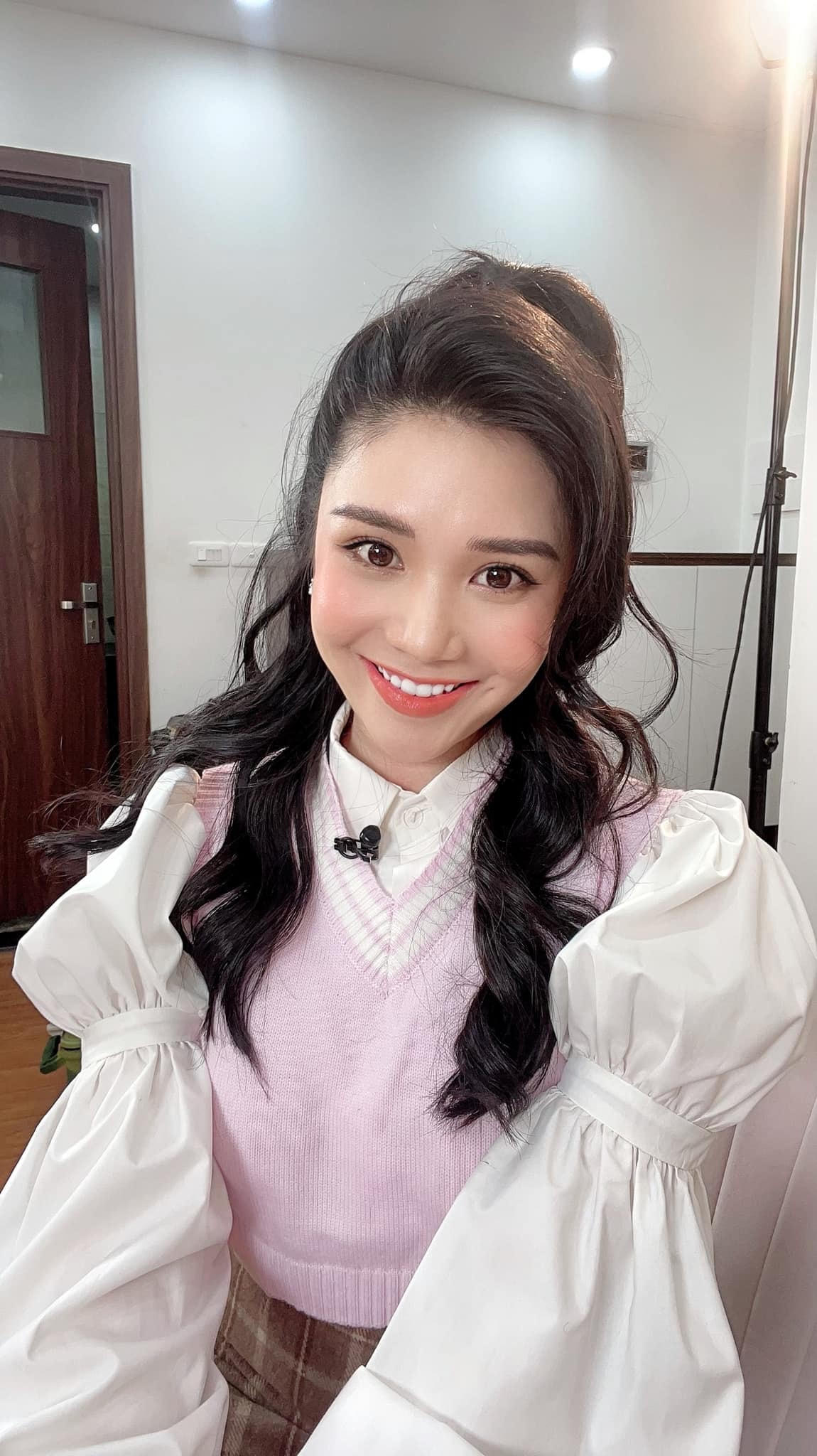 Bên cạnh diễn xuất, Thanh Bi còn được quan tâm qua nhiều scandal trong showbiz hay đời tư, đặc biệt là vụ việc liên quan đến chuyện tình cảm với ca sĩ Quang Lê.