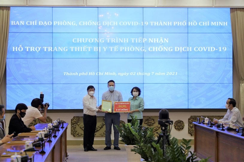 TP HCM tiếp nhận tiền ủng hộ phòng chống Covid-19.