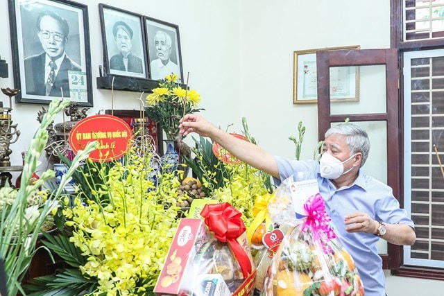 Chủ tịch UBTƯ MTTQ Việt Nam Đỗ Văn Chiến dâng hương tưởng nhớ đồng chí Lê Quang Đạo.