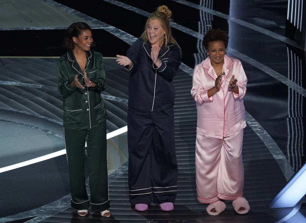 Lễ trao giải không thể diễn ra trọn vẹn nếu thiếu đi sự dẫn dắt đầy tiếng cười của 3 nữ diễn viên tài năng. Ảnh: Reuters.