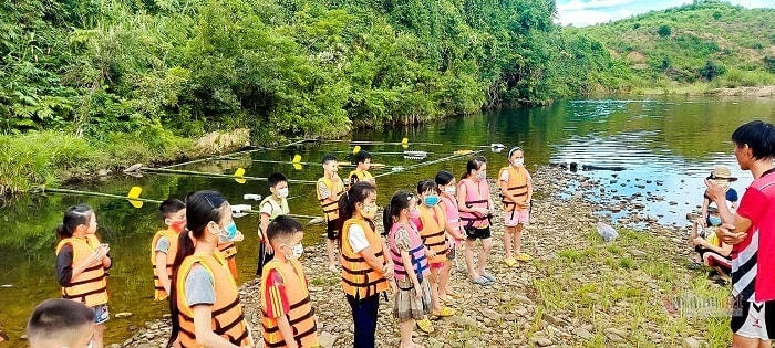 Các em nhỏ được trang bị đầy đủ áo phao để đảm bảo việc tắm suối an toàn.  