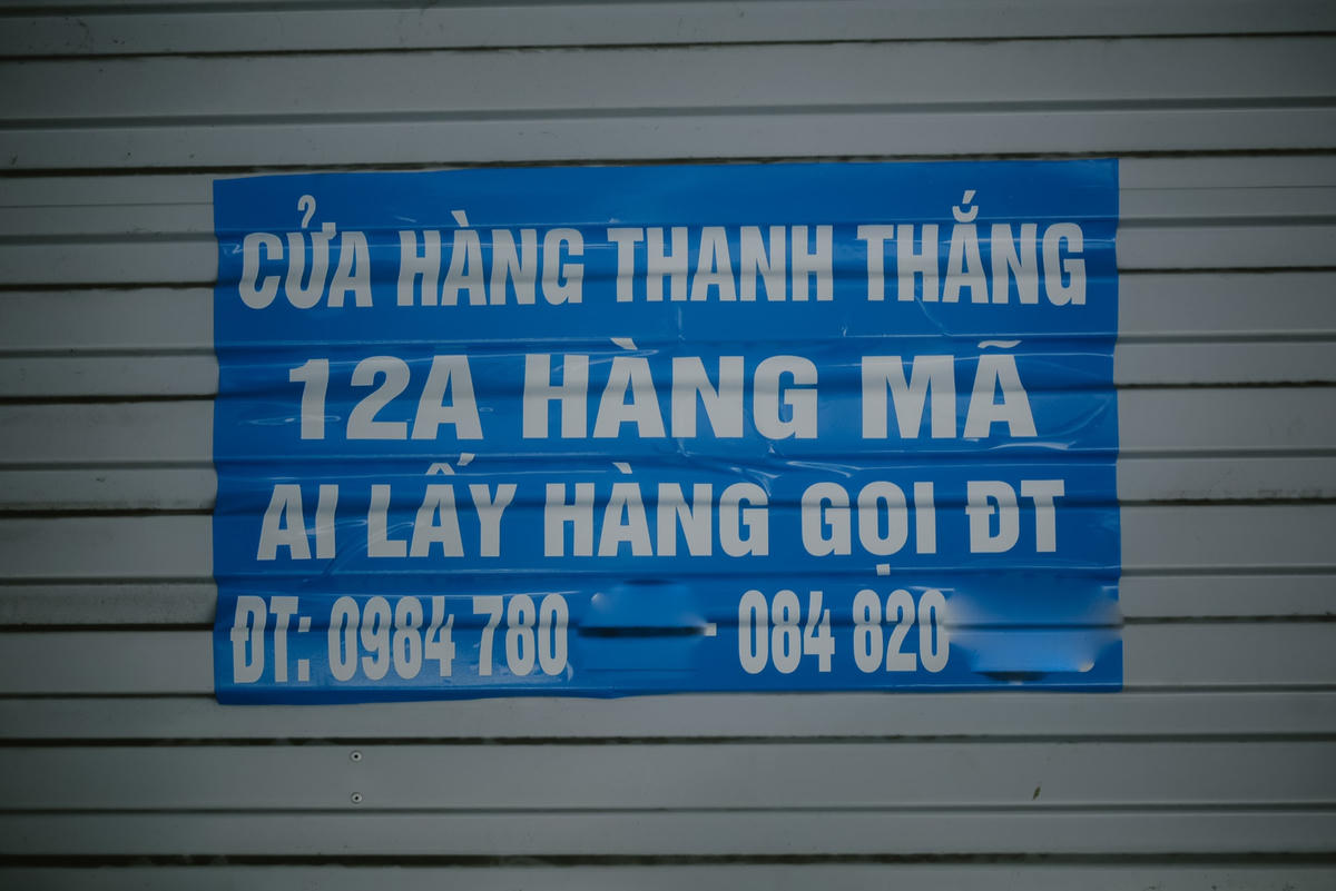 Do không được mở cửa trong thời gian giãn cách, chủ cửa hàng 12A Hàng Mã dán số điện thoại để khách đặt liên hệ chủ cửa hàng sẽ đem ra.