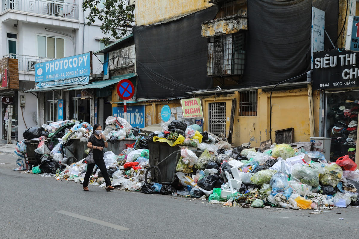 Rác thải ùn ứ khắp nơi. Ảnh: Quang Vinh.