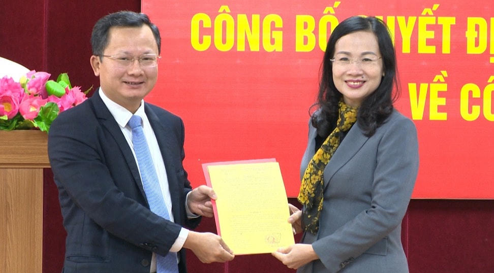 Phó Chủ tịch Thường trực UBND tỉnh Quảng Ninh Cao Tường Huy trao quyết định cho tân Giám đốc Sở Nội vụ. Ảnh: QMG.