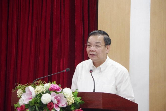 Chủ tịch UBND TP Chu Ngọc Anh thông tin về vấn đề người dân đang rất quan tâm và đề nghị thành phố cân nhắc việc cho học sinh đến trường vào thời điểm thích hợp.