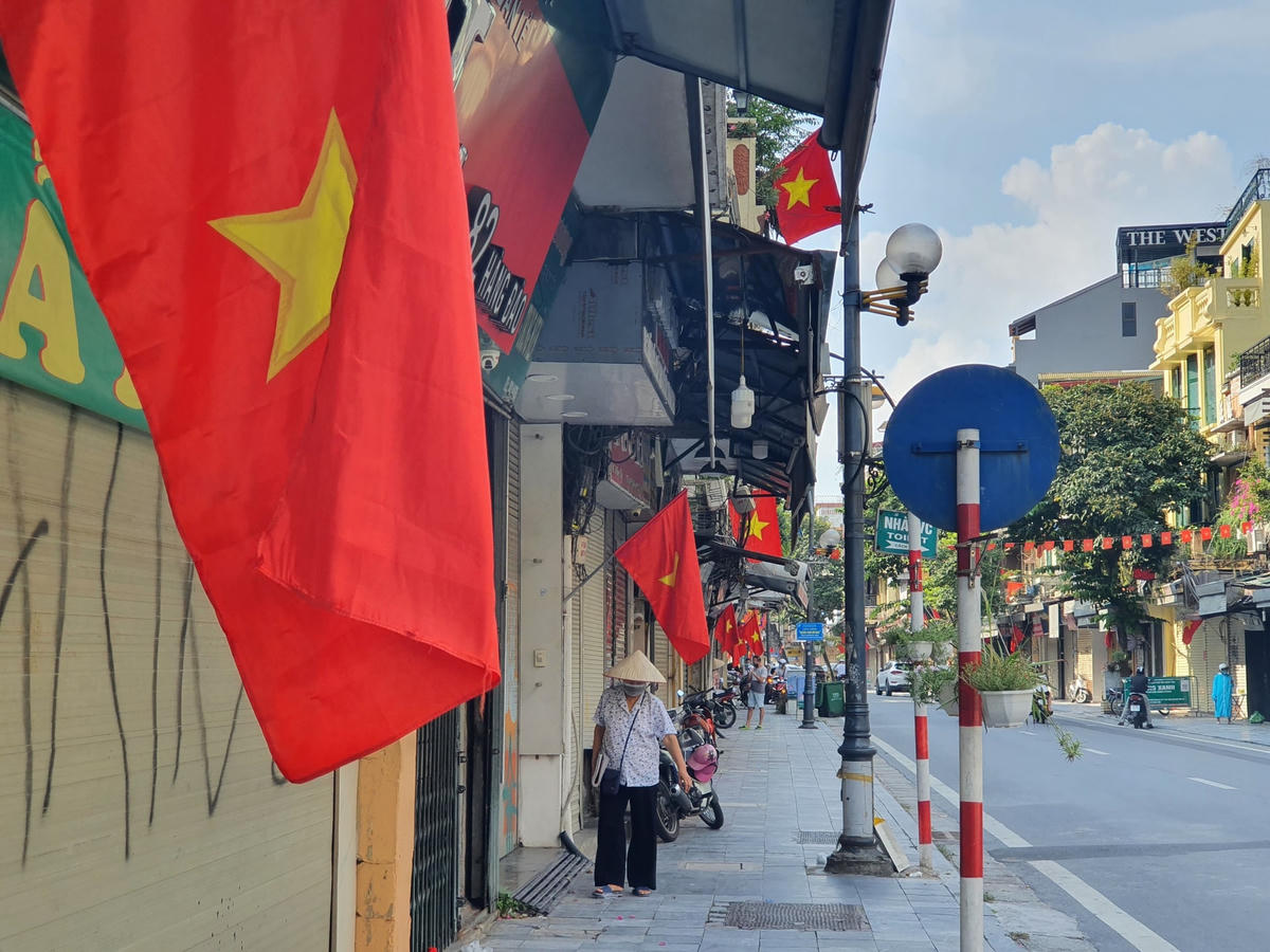 Theo ghi nhận của PV Báo Đại Đoàn Kết, dù đang trong giai đoạn thực hiện giãn cách xã hội phòng, chống dịch, tuy nhiên nhiều tuyến đường, con phố, người dân vẫn treo quốc kỳ trước cửa nhà để chào đón ngày hội của toàn dân.