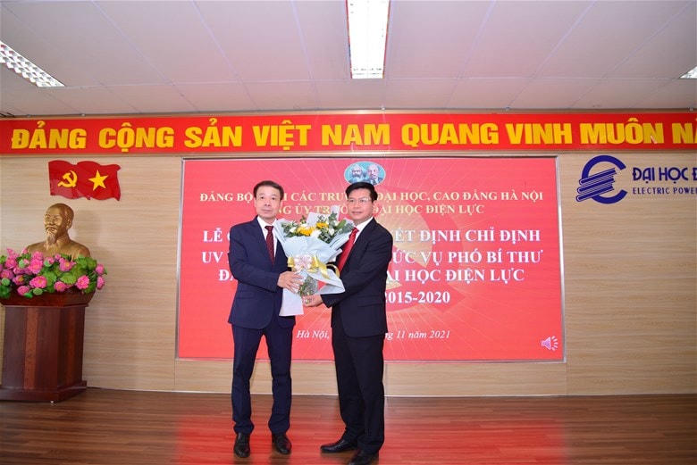 Ông Lý Quốc Hùng tặng hoa chúc mừng PGS.TS Đinh Văn Châu.