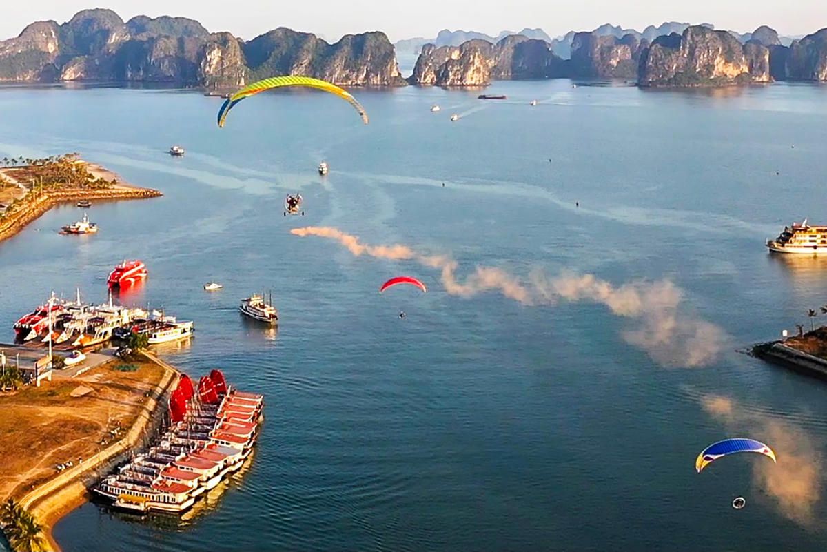 Màn trình diễn dù ấn tượng tại Carnaval mùa Đông bên vịnh Hạ Long. Ảnh: Báo Quảng Ninh.