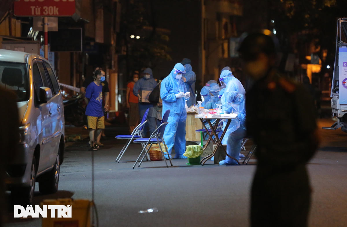 Hà Nội: Xuyên đêm phong tỏa, xét nghiệm hơn 100 người ở Thụy Khuê