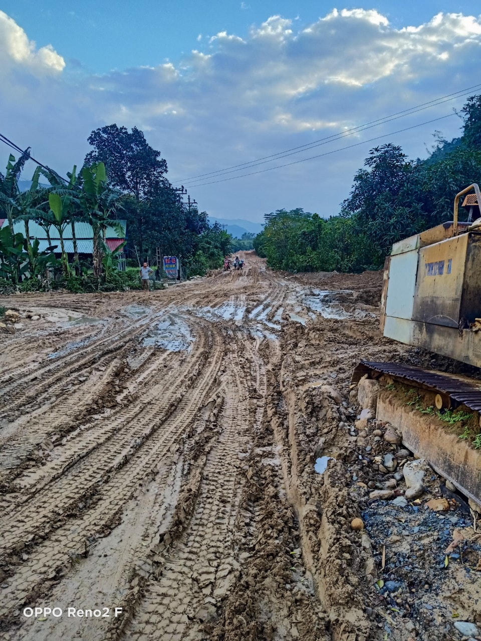 Đường ĐT 601 đầu tư hàng trăm tỷ đồng, khởi công từ giữa năm 2020 đến nay vẫn còn dang dở. (Ảnh người dân Hòa Bắc cung cấp).