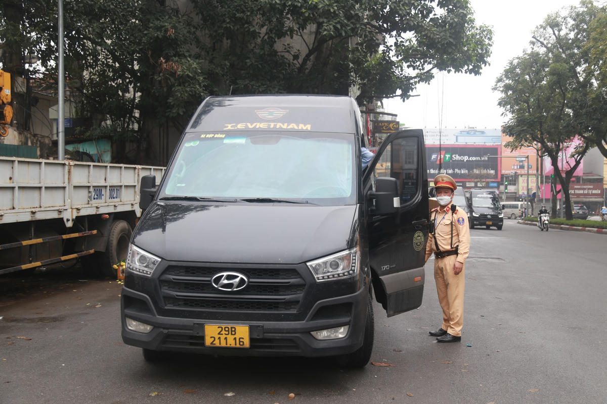 Đại úy Phạm Tấn Văn, cán bộ tổ công tác Đội CSGT số 4 cho biết: “Thực hiện kế hoạch công tác của đơn vị, trong quá trình tuần tra kiểm soát xử lý tại các điểm đón trả khách hoạt động trên địa bàn. Đơn vị chức năng cũng gặp rất nhiều khó khăn do các phương tiện, doanh nghiệp tìm cách lách luật. Tuy nhiên, đơn vị vẫn kiên quyết xử lý vi phạm đảm bảo tình hình trật tự an toàn giao thông”.