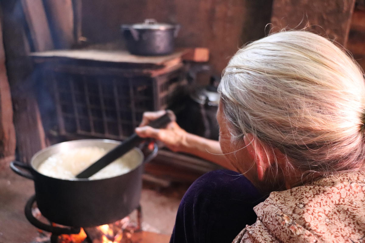 Cụ Năm bên nồi đường làm kẹo kéo.