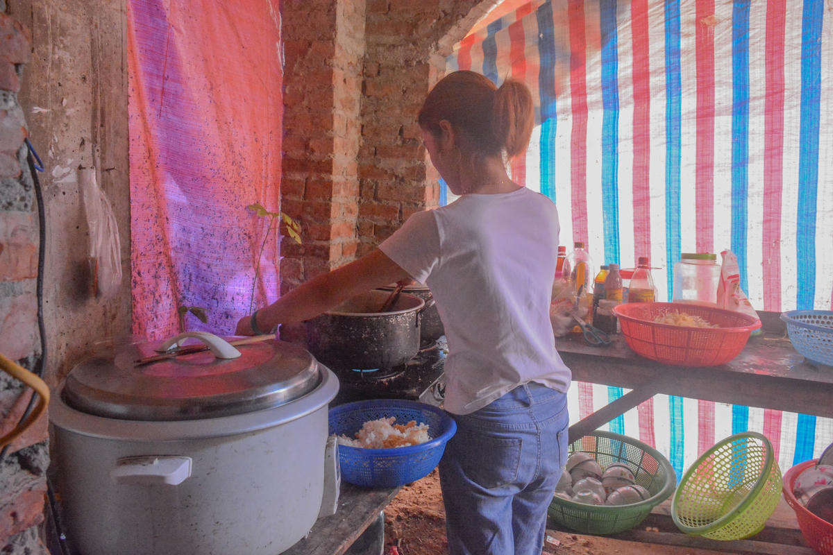Chị Trang quê Hải Dương cho biết “Đã ở đây từ đầu năm, giá thuê căn biệt thự chỉ với 3 triệu đồng một tháng với gần 20 người cùng làm công trình thuê chung của chủ đầu tư khi chưa bán được nhà. Điện nước muốn sử dụng thì kéo từ nhà dân gần đó, rồi mỗi tháng trả tiền cho họ”.