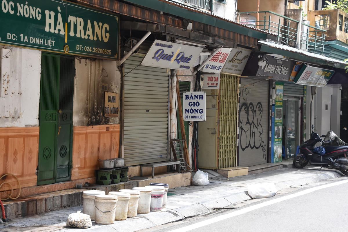 Hàng loạt cửa hàng trên phố Đinh Liệt cửa đóng then cài trước diễn biến của dịch bệnh.