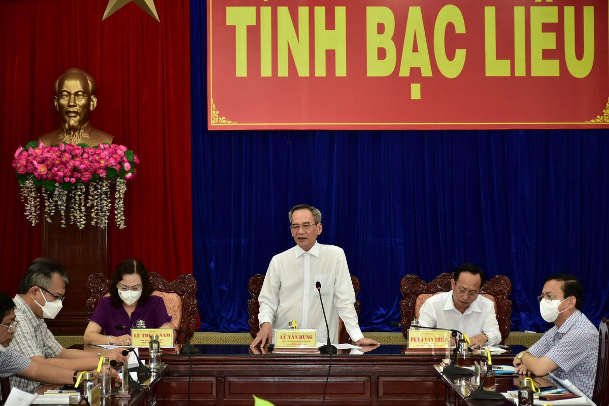 Bí thư Tỉnh ủy Bạc Liêu Lữ Văn Hùng yêu cầu trong ngày 20/10, Chủ tịch Ủy ban nhân dân tỉnh xem xét ban hành Quyết định nâng cấp độ thực hiện các biện pháp phòng, chống dịch ở các địa bàn của thị xã Giá Rai và huyện Đông Hải.