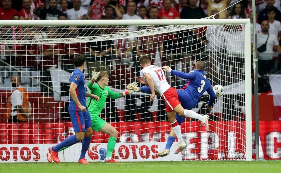 Szymanski đánh đầu ghi bàn ở phút 90+2 cho Ba Lan