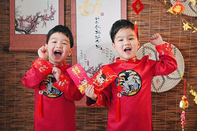 Cặp song sinh nhà Baggio lần đầu đón Tết ở Mỹ.  