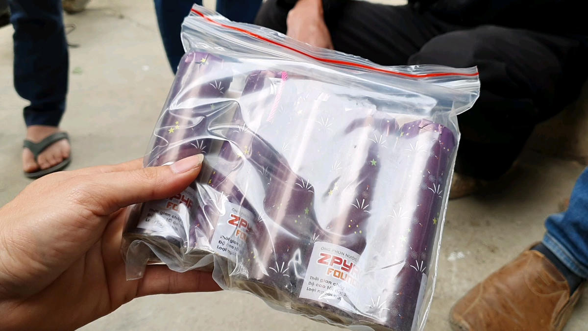 Được biết, các cửa hàng pháo hoa trên địa bàn tỉnh Thanh Háo chỉ bán trong giờ hành chính và hạn chế mua đối với cá nhân tối đa không quá 5 triệu đồng/người; đối với cơ quan, doanh nghiệp tối đa không quá 25 triệu đồng/đơn vị. Giá bán các loại pháo cũng được cửa hàng công bố, niêm yết công khai và không nâng giá.