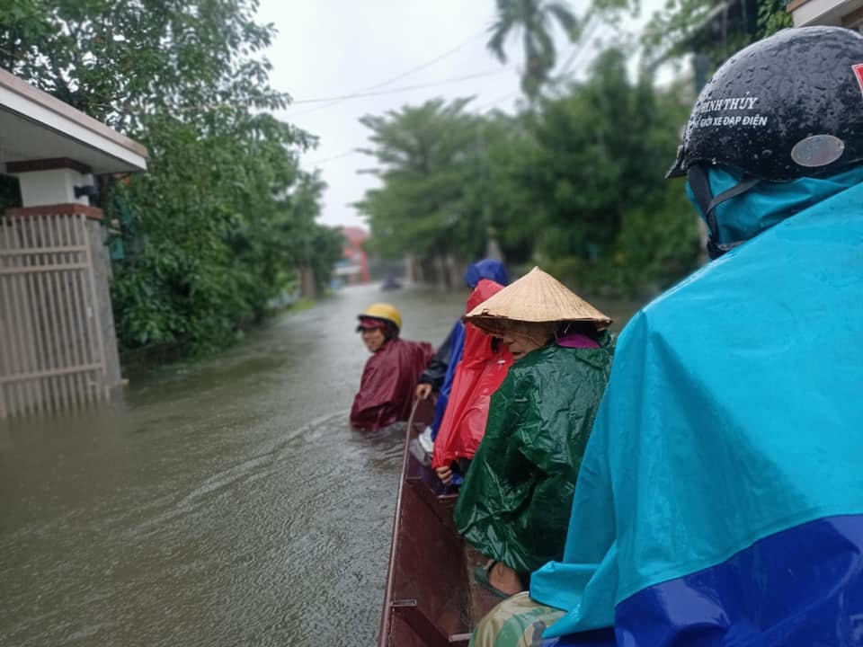 Người dân xã Cẩm Vịnh (huyện Cẩm Xuyên, Hà Tĩnh) lên thuyền đến nơi trú ẩn vì nhà đã chìm trong nước lũ.