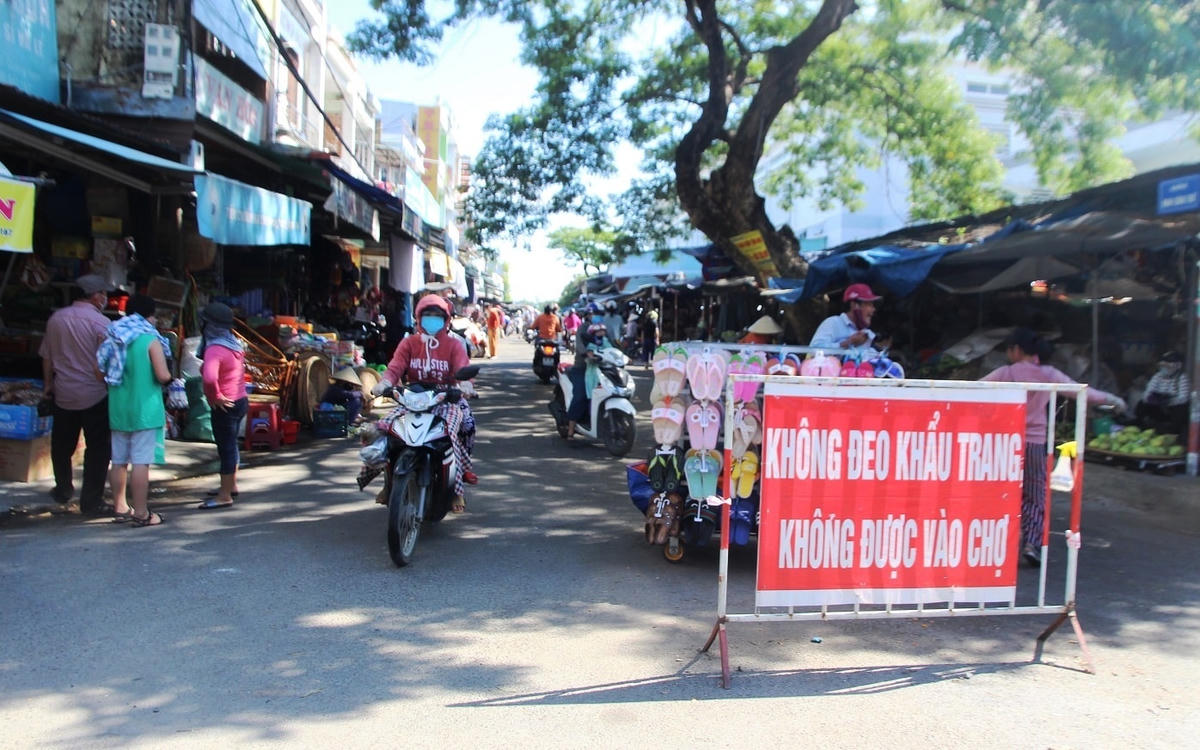 Biển nhắc người dân đeo khẩu trang trước khi vào chợ.