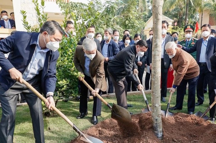 Tổng Bí thư Nguyễn Phú Trọng cùng lãnh đạo Đảng, Nhà nước, MTTQ Việt Nam, thành phố Hà Nội trồng cây lưu niệm.