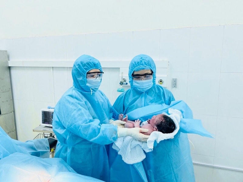TTƯT. BSCKII Hoàng Thị Nguyệt, Giám đốc BV trực tiếp tham gia phẫu thuật và thăm khám cho em bé sau sinh.