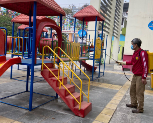 Trường Mầm non Cầu Diễn làm vệ sinh, khử khuẩn sáng 30/1. Ảnh: Trường MN Cầu Diễn
