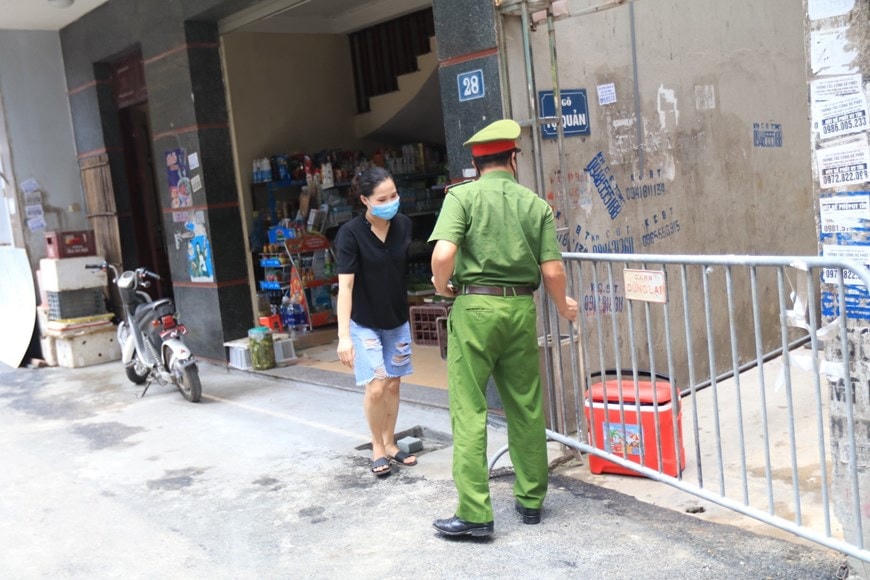 Phong tỏa khu vực ngõ 230/26 Mễ Trì Thượng, nơi có trường hợp nghi nhiễm Covid-19 đang sinh sống để phun thuốc khử khuẩn. (Ảnh: Lê Phú/TTXVN).