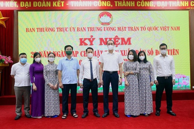 Phó Chủ tịch UBTƯ MTTQ Việt Nam Phùng Khánh Tài (thứ 4 từ phải sang) và Chánh Văn phòng UBTƯ MTTQ Việt Nam Cao Xuân Thạo (thứ 4 từ trái sang) chụp ảnh lưu niệm cùng cán bộ, phóng viên Tạp chí.