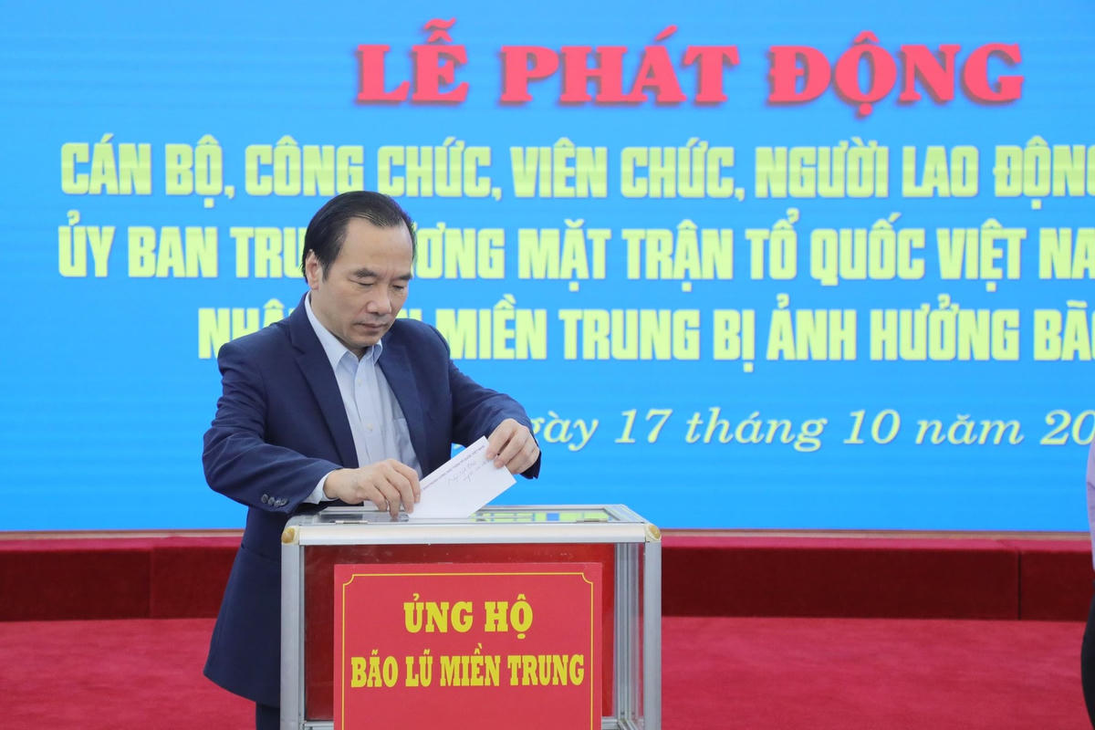 Sẻ chia với người dân vùng lũ