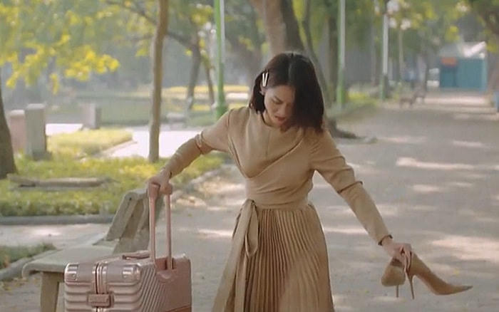 Ở những tập đầu phim "11 tháng 5 ngày", Khả Ngân diện những bộ đồ chiết eo sang trọng hợp với nhân vật Tuệ Nhi có cá tính đỏng đảnh, khó gần.