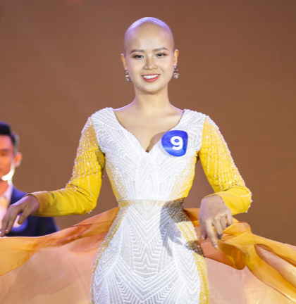 Thuỷ Tiên lên sân khấu cuộc thi "Duyên dáng Ngoại thương". 