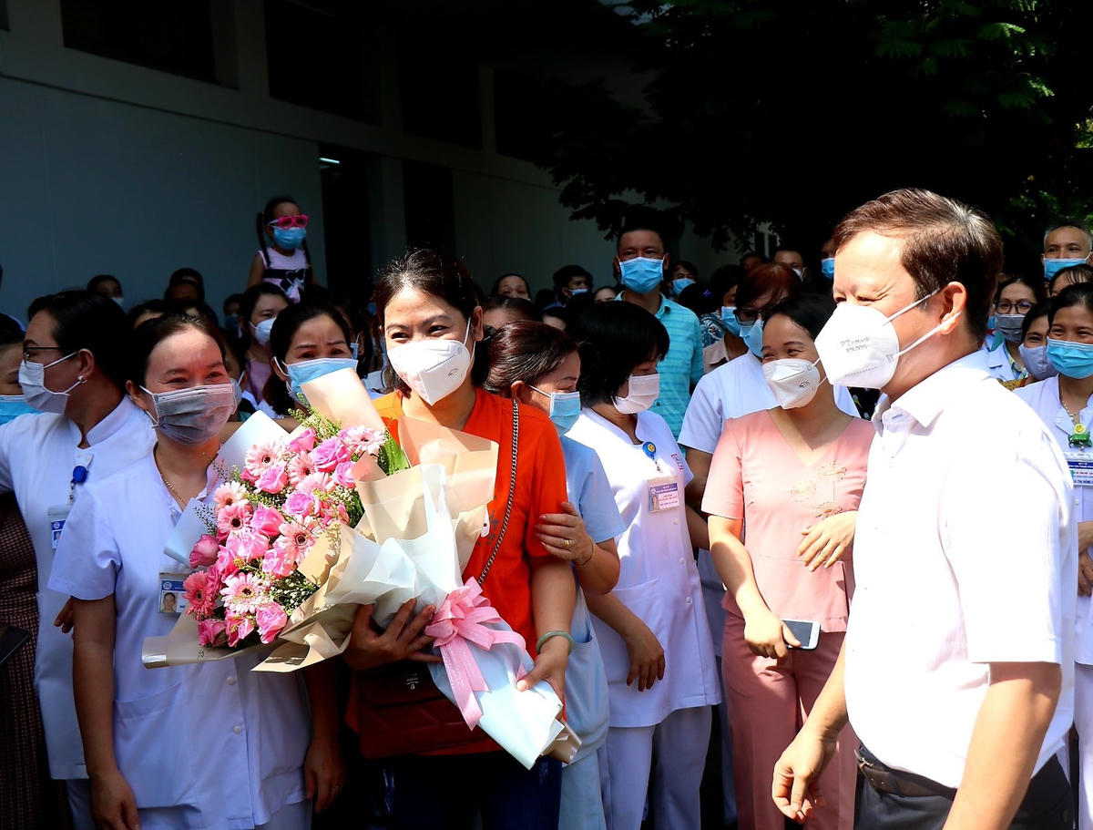 Trước đó, Đoàn công tác của Bệnh viện Trung ương Huế đã vào TP Hồ Chí Minh để bổ sung, hoàn thiện Trung tâm Hồi sức tích cực Covid-19 Trung ương Huế.