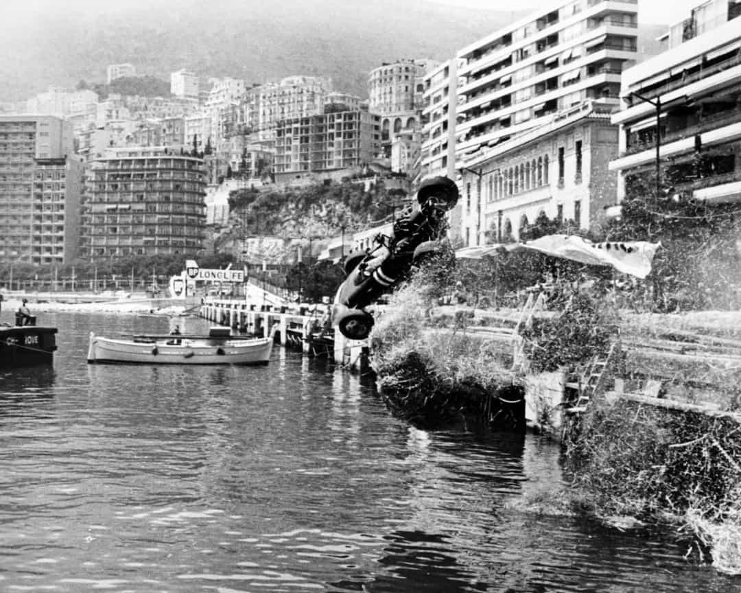 Tại Monaco Grand Prix 1965, sự nghiệp của tay đua người Úc Paul Hawkins đã phải kết thúc. Chiếc Lotus của anh bị lật xuống nước, nhưng may mắn anh thoát khỏi chiếc xe đang chìm.  