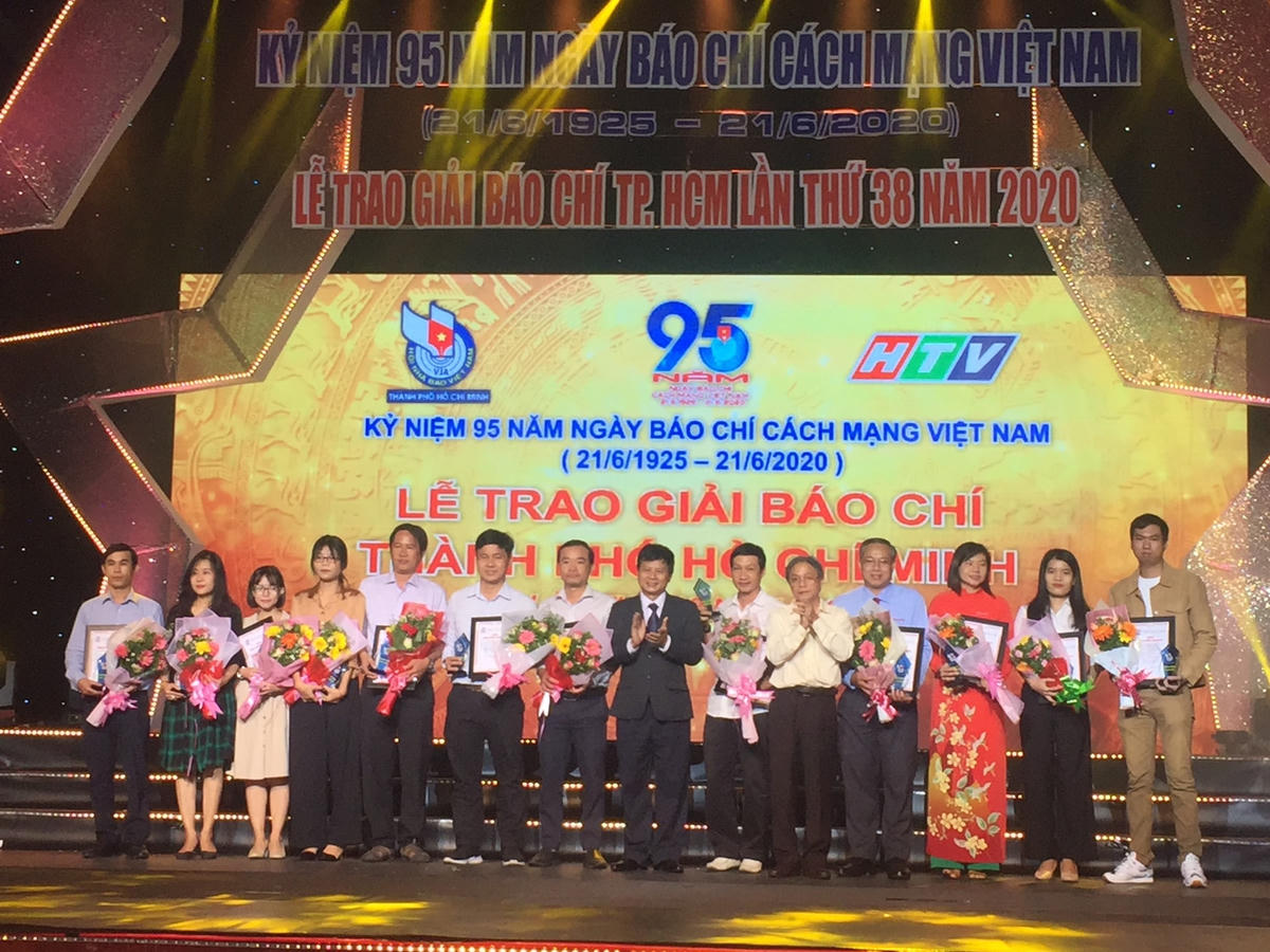 Chủ tịch Hội Nhà báo TP HCM Trần Trọng Dũng trao giải cho các tác giả đạt giải báo chí TP HCM lần thứ 38. (Ảnh: Hồng Phúc).