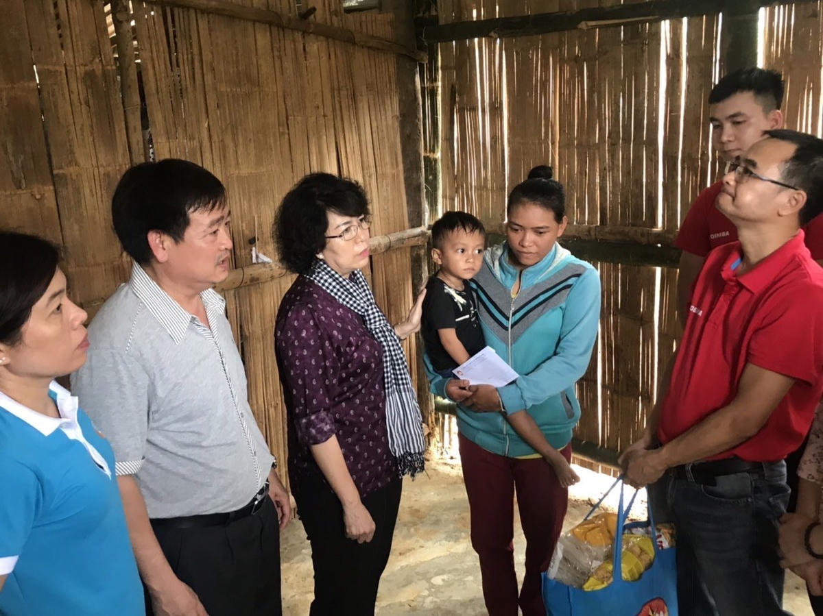 MTTQ TP HCM thăm hỏi, tặng quà một gia đình tại Quảng Ngãi bị ảnh hưởng bởi thiên tai.