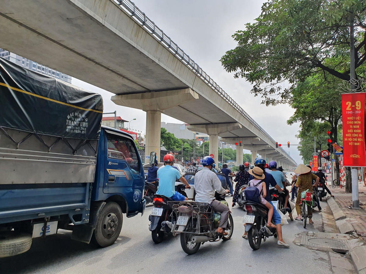 Quốc lộ 32 (đoạn qua Cầu Diễn) đã không còn bóng dáng của lực lượng chức năng kiểm soát giấy đi đường.