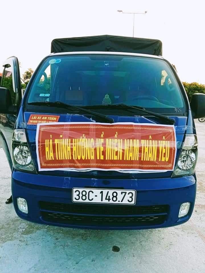 Nhiều xe tải chở lương thực, thực phẩm từ Hà Tĩnh nườm nượp hướng về miền Nam.